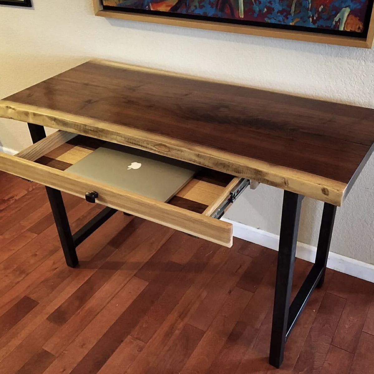 How to Choose Custom Metal and Wood Office Furniture